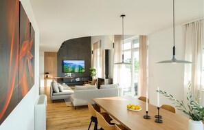 Una Smart TV, una mesa de tenis de mesa