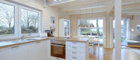 Kjøleskap, kokeplater, oppvaskmaskin og kaffetrakter/tekoker