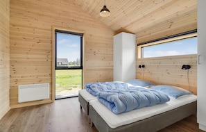 4 bedrooms, travel crib, free WiFi