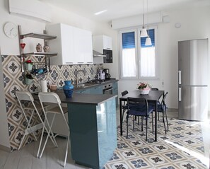 Réfrigérateur, four à micro-ondes, un four, surface de cuisson