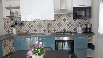 Jääkaappi, mikroaaltouuni, uuni, liesi