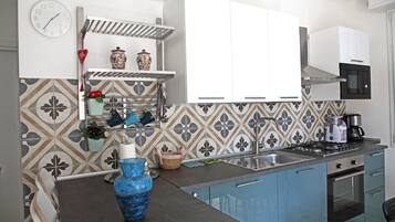 Jääkaappi, mikroaaltouuni, uuni, liesi