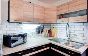 Refrigerador, horno, parrilla de estufa y cafetera y tetera 