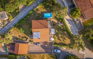 An aerial view of a residential property with a swimming pool, a covered patio, and a driveway. - 2 bedroom amazing home in Pazin (Pazin)