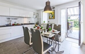 ثلاجة، فرن، موقد طهي مسطح، غسالة أطباق