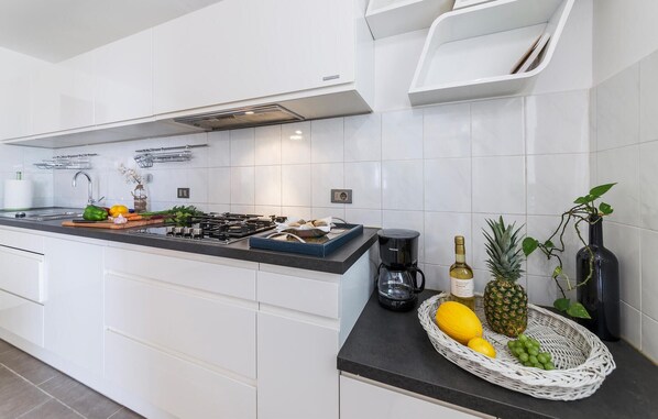 ثلاجة، فرن، موقد طهي مسطح، غسالة أطباق