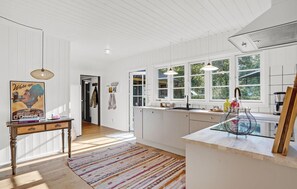 ثلاجة، موقد طهي مسطح، غسالة أطباق، ماكينة لصنع القهوة/الشاي