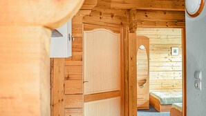 Un intérieur en bois avec une porte donnant sur une chambre à coucher.