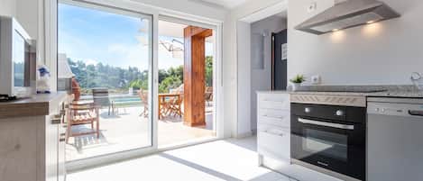 Fridge, dishwasher, coffee/tea maker