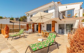 Outdoor dining - 3 bedroom stunning home in Mezquitilla (Mezquitilla)