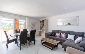 Smart TV - 3 bedroom stunning home in Mezquitilla (Mezquitilla)