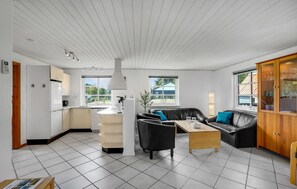 Téléviseur connecté, lecteur de DVD, table de baby-foot