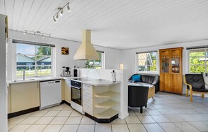 Réfrigérateur, un four, surface de cuisson, lave-vaisselle