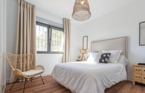 4 bedrooms, travel crib, free WiFi, bed sheets