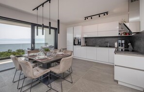 Réfrigérateur, un four, surface de cuisson, lave-vaisselle