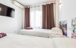 2 bedrooms, travel cot, free WiFi, bed sheets