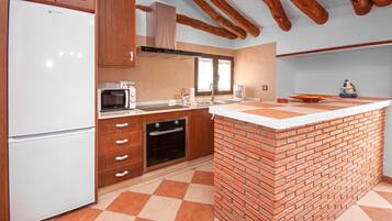 Frigorífico, microondas, horno y placa de cocina