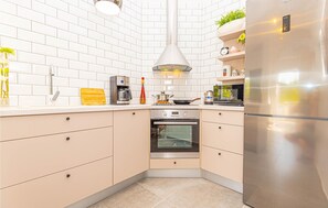 Kühlschrank, Ofen, Geschirrspüler, Wasserkocher mit Kaffee-/Teezubehör