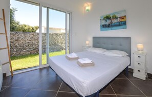 2 bedrooms, travel cot, bed sheets