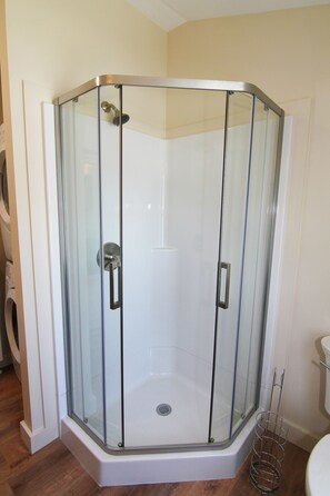 Dusche, Haartrockner, Handtücher, Toilettenpapier