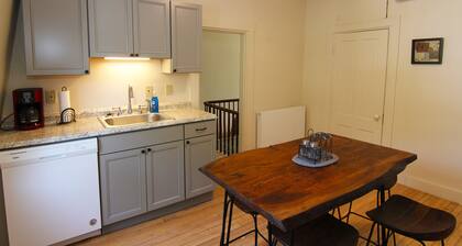 Renovated downtown Bar Harbor apartment, park and walk to shops and restaurants.