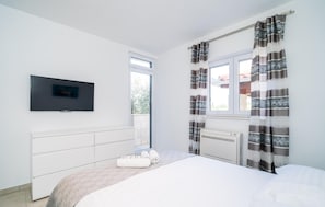 3 bedrooms, travel cot, free WiFi, bed sheets