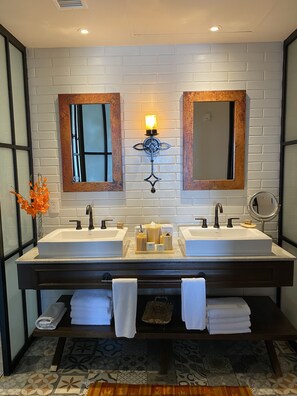 Shower, jetted tub, hair dryer, towels