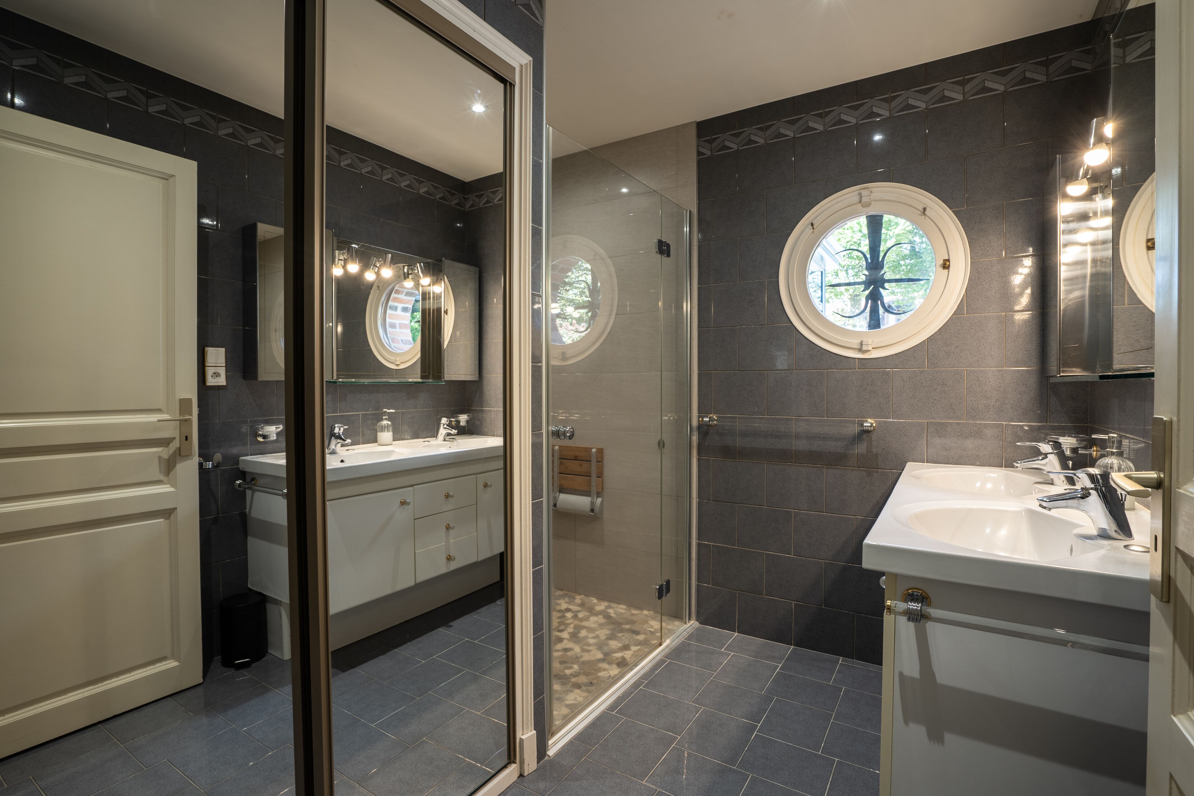 Baignoire, sèche-cheveux, serviettes fournies, papier toilette