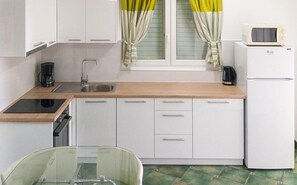 Refrigerador, microondas, horno, placa de cocina
