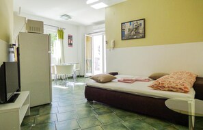 1 habitación, tabla de planchar con plancha, wifi gratis y ropa de cama 