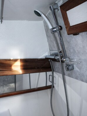 Dusche, Handtücher, Toilettenpapier