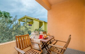 Outdoor dining - Amazing apartment in Vrbnik (Vrbnik)