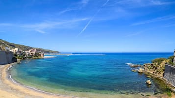 Una spiaggia nelle vicinanze, pesca