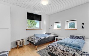 4 bedrooms, travel crib, free WiFi