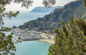 Une ville côtière dotée d’un port de plaisance, de bâtiments et d’un pont reliant les falaises au continent.