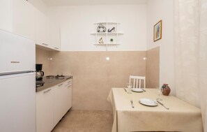 Fridge, stovetop, coffee/tea maker, cookware/dishes/utensils - Beautiful apartment in Makarska (Makarska)