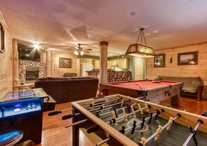 Game room - Running Bears Den- Chalet Village’s Perfect Retreat in the Mountains  (Gatlinburg)