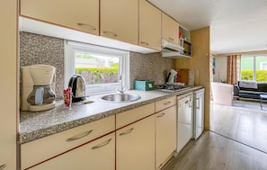 Een koelkast, een kookplaat, een vaatwasser