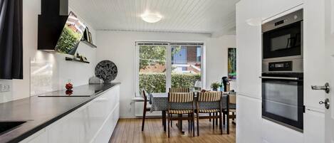 Fridge, dishwasher, coffee/tea maker