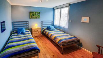 2 slaapkamers, reisbedje, beddengoed