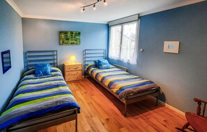 2 dormitorios, cuna de viaje, ropa de cama