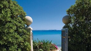 A pathway leading to a gate with a view of the sea. - 4 bedroom amazing home in Povljana (Povljana)