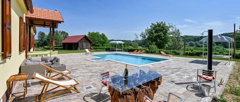 Una piscina al aire libre, una piscina climatizada