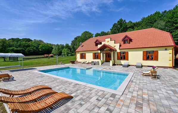 Outdoor pool, a heated pool - Stunning home in Konjscina (Konjscina)