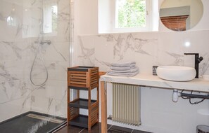 Bathtub, hair dryer - Beach front home in Plouézec with WiFi (Plouezec)