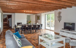 TV, fireplace, DVD player, stereo - 6 bedroom awesome home in Plouézec (Plouezec)