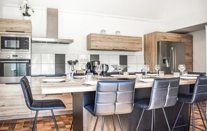 Fridge, oven, dishwasher, coffee/tea maker