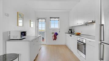 Fridge, stovetop, dishwasher, coffee/tea maker