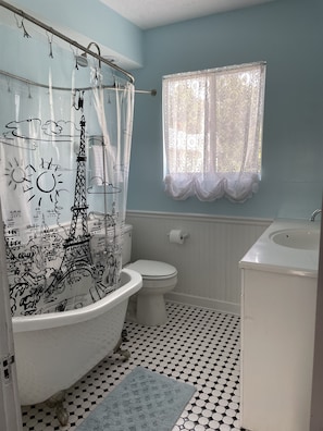 Bathtub, hair dryer, towels, soap - The Painted Lady, a spacious renovated 4BR Victorian (St. Augustine)