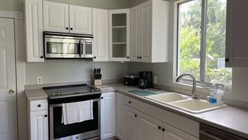 Coffee/tea maker, fridge, microwave, oven